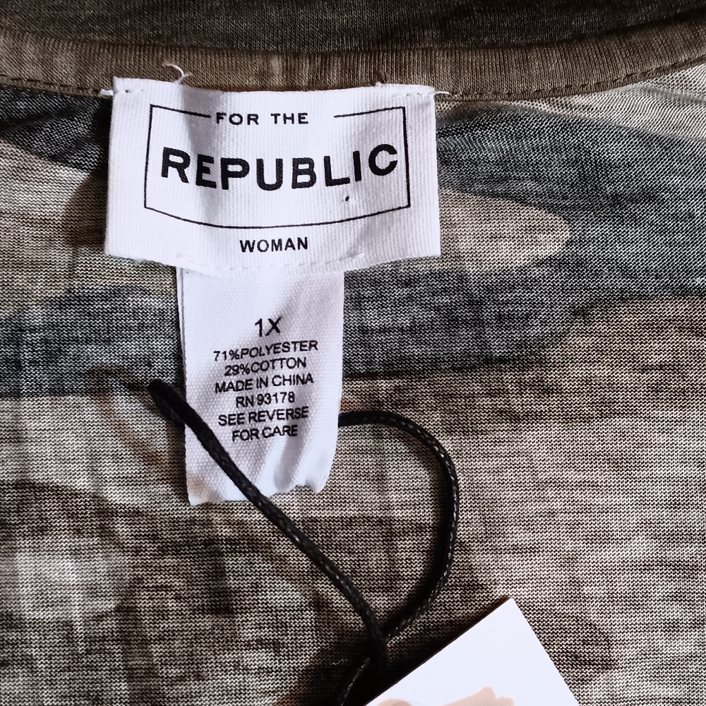 For the Republic NWT 1X Womens Top Green Camo Knit T-Shirt V-neck - Picture 5 of 6